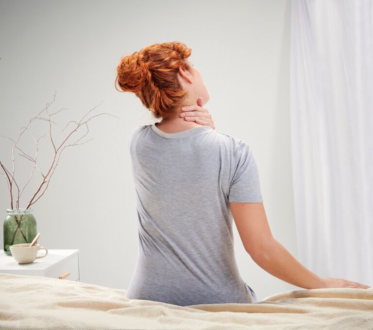 Dormir sur un oreiller orthopédique TEMPUR® permet de réduire les problèmes de cou. 